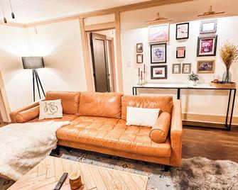 Parkside Haven with electric scooters - Kansas City - Living room