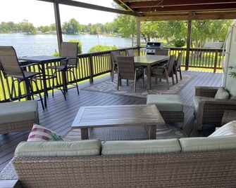 Craig Lake Cottage - Lakefront, with pontoon rental available, on 7 lake chain. - Coldwater - Balcony