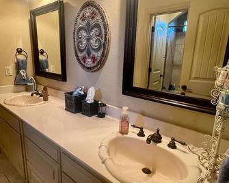 Luxury Living! Stunning Custom Home. New Pool & Spa\nCentrally located in DFW - Mansfield