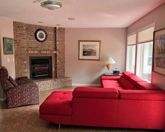 2.4 acres Lakefront. Full South Exposure: Large Beach - Port Alberni - Living room