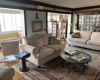 Lighthouse Inn - West Dennis - Living room