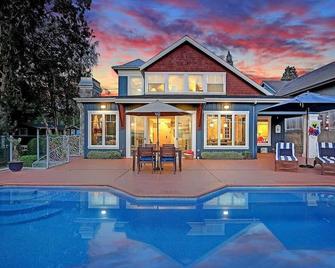 Private House on the Waterfront in Quiet Beach Neighborhood. - Camano Island - Pool