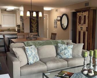 99.00 rate through May 22, 2025 - Fairfield Bay - Sala de estar