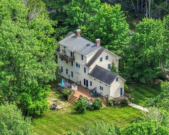 4 BDR with Private Hot tub Backyard and Deck - Wells