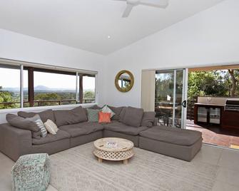 Stunning Home with Spectacular Views - Coolum Beach - Wohnzimmer