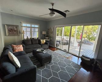 Key West Gulf Front Home With Private Dock And Heated Pool. - Cayo Hueso - Sala de estar