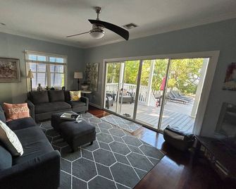 Key West Gulf Front Home With Private Dock And Heated Pool. - Cayo Hueso - Sala de estar