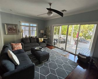 Key West Gulf Front Home With Private Dock And Heated Pool. - كي وست - غرفة معيشة