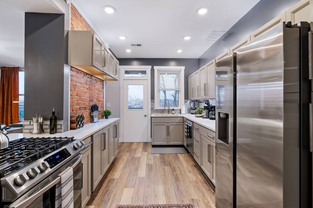 Cozy Home in Pittsburgh -Mt Washington; Great Location w/ Basement Gym & 2 Decks - South Heights - Cocina
