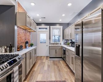 Cozy Home in Pittsburgh -Mt Washington; Great Location w/ Basement Gym & 2 Decks - South Heights - Cocina