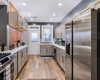 Cozy Home in Pittsburgh -Mt Washington; Great Location w/ Basement Gym & 2 Decks - South Heights - Cocina