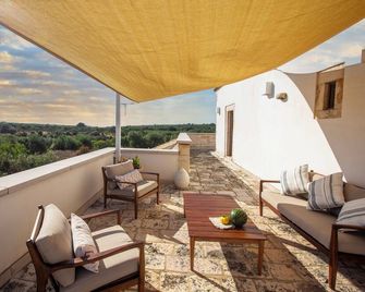 Beautifully restored 16th Century farmhouse with large private pool - Castellana Grotte - Varanda