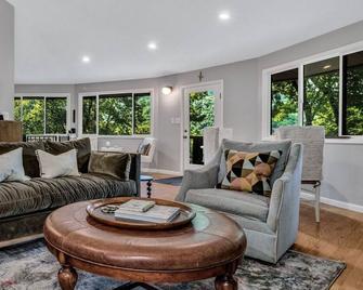 The Upper Deck is an amazing Round House in Montreat - Montreat - Living room