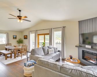 Hike, Fish, Ski & Explore: Cabin Near Breckenridge - Alma - Living room