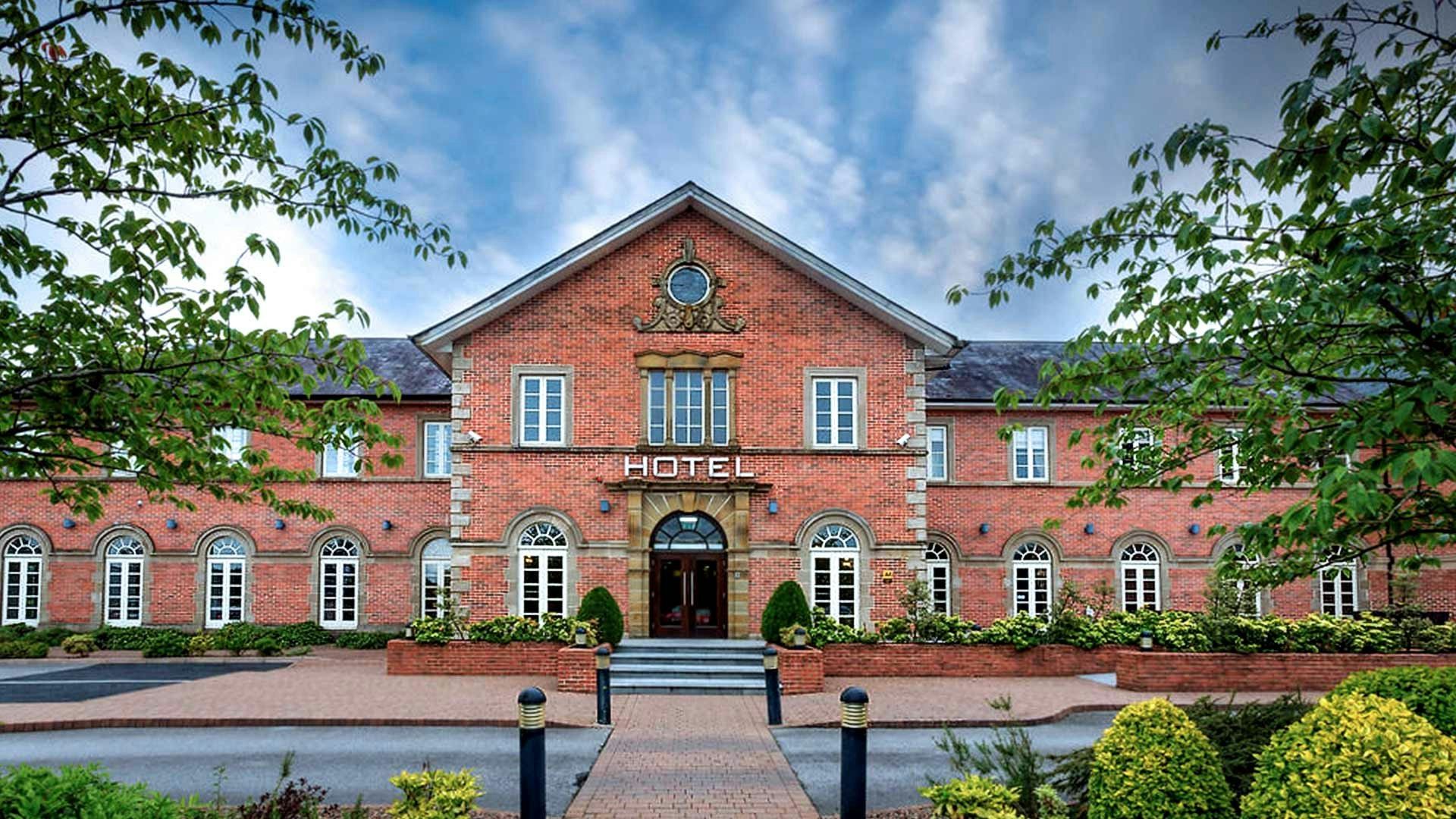 Cavan Crystal Hotel - Cavan - Building