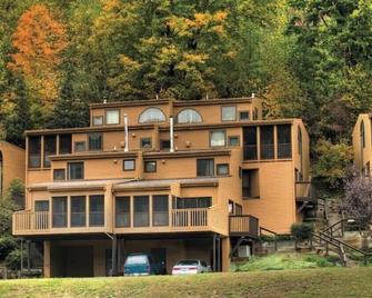 Perfect 2 bdrm villa in the Poconos Mtns. - East Stroudsburg - Building