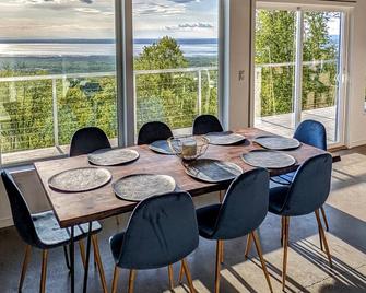 Beautiful Modern Loft | Denali Views, Pool Table, Roof Deck, Firepit - Eagle River - ダイニングルーム