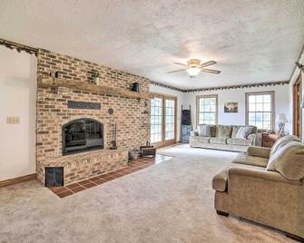 Family-Friendly Retreat on Long Noble Lake! - Sturgis - Huiskamer