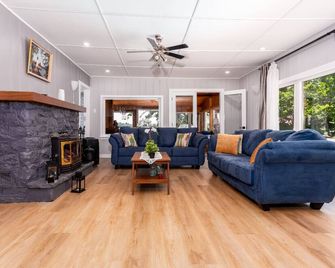Waterfront Lake Muskoka cottage one thousand and one night - Gravenhurst - Living room