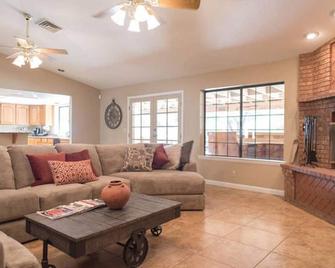 Spacious Vegas House: Sleeps 15 with Master Spa and bar - לאס וגאס - סלון