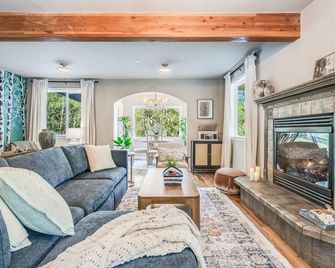 Hillside Cottaga- Private Pond, Hot Tub, - Port Angeles - Living room