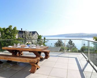 FRONWIG, pet friendly, luxury holiday cottage in New Quay - New Quay - Balcony