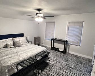 Pet friendly, freshly renovated, 5 minute walk to beach in the heart of the city - Sheboygan - Bedroom