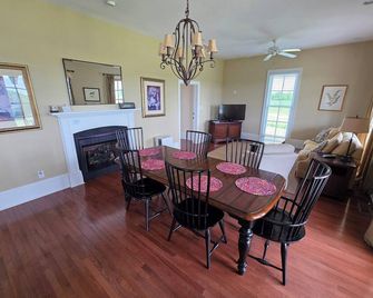 Rural and Charming 1-bedroom cottage near Hampden-Sydney and Longwood - Farmville - Eetruimte