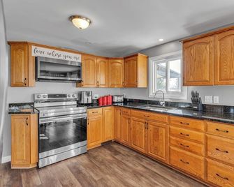 Private Hay Bay Waterfront Napanee with Pool and Dock - Deseronto - Kitchen