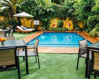 Sea Cliff Court Hotel & Luxury Apartments - Dar es-Salaam - Pool