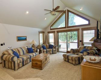 Ideal location right on Flathead Lake! - Polson - Sala de estar