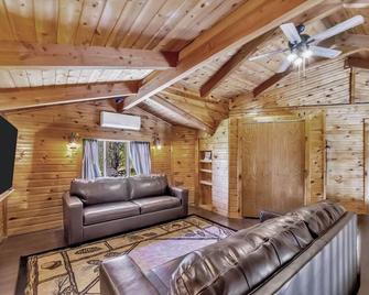 JR's Hideaway - Lead - Living room