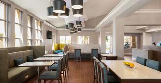 Hampton Inn & Suites Fort Lauderdale Airport - הוליווד - מסעדה