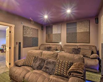 Outlaw Mountain Lodge Fire Pit and Panoramic Views! - Brasstown - Living room
