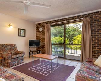Walk to Surf Beach, Club and Shops - Sands Court Boyd St, Woorim - Woorim - Huiskamer