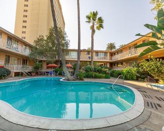 卡馬爾套房酒店 - 聖塔莫尼卡 - 聖塔莫尼卡 - 游泳池