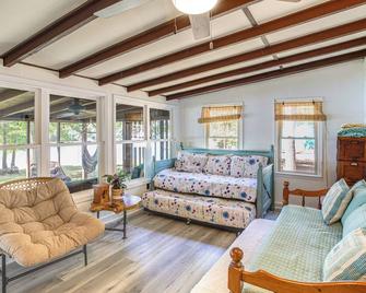 Lake Wateree Retreat: Dock & Screened Porch! - Camden - Wohnzimmer
