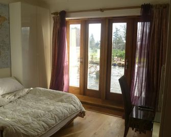 Prestwick Oak - Sleeps 4-6 - using sofabed - Contemporary Rural Oak Framed House - Haslemere - Slaapkamer