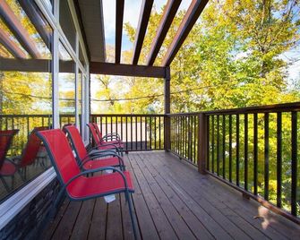 Lake Winnipeg luxury Beach House with hot tub - Grand Marais - Balcony