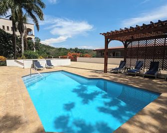 Luxury Penthouse with Stunning Ocean Views - West End - 游泳池