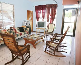 We make you feel like a member of our Family! - Managua - Soggiorno