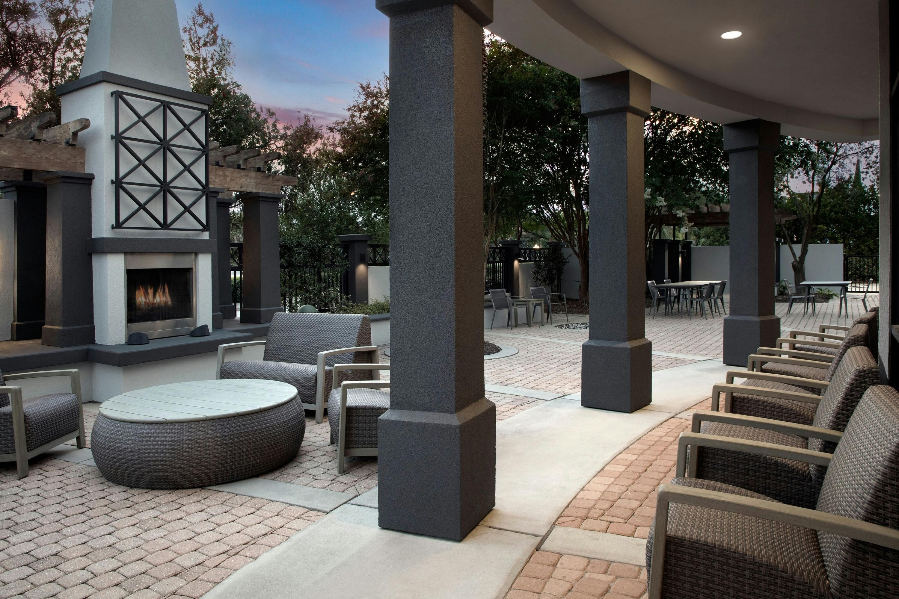 Courtyard by Marriott Pensacola Downtown - פנסאקולה - פטיו