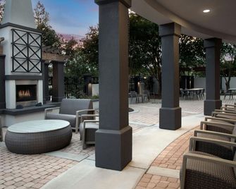 Courtyard by Marriott Pensacola Downtown - פנסאקולה - פטיו