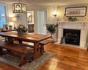 Beautiful renovated Farmhouse on Seneca Lake. Finger Lake Wine Trail. - Lodi - Dining room