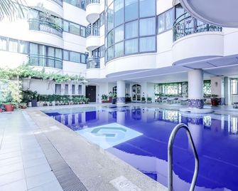 Makati Palace Hotel - Manila - Piscina