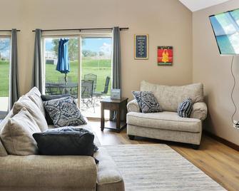 Private, Cozy Cabin at Bridges Bay Resort at Lake Okoboji! - Arnolds Park - Living room