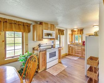 Remote Custer Cabin w/ Fire Pit & Near State Park! - Custer - Kitchen