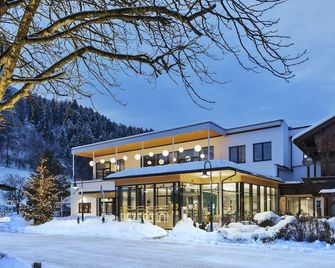 Natürlich Hell. Aparthotel & Camping - Fugen - Gebouw