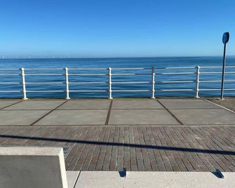 Luxury Modern 2Bed Seafront Apartment in Rhos on Sea - Colwyn Bay - Balcony