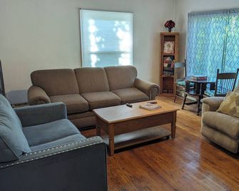 A cozy little house along Trail Creek awaits you. Relax. Unwind. Enjoy. - Michigan City - Soggiorno